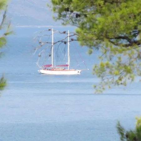 Familia Hvar 3*